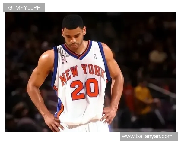 里斯身穿尼克斯配色穿搭看球，而她的男友卡特在对手魔术阵中